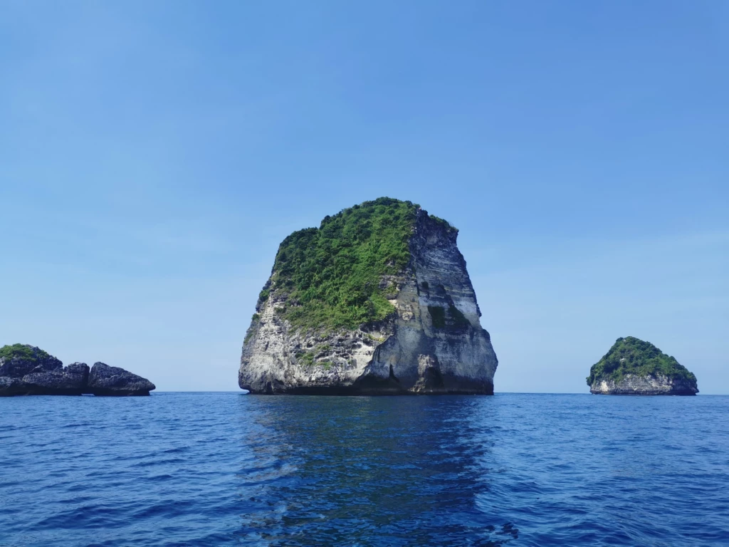 Penida water rocks islands landscape